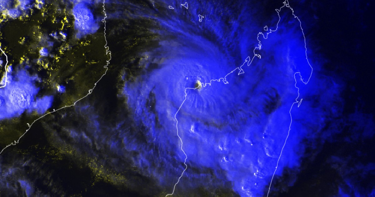 Image cyclone belna qui frappe madagascar