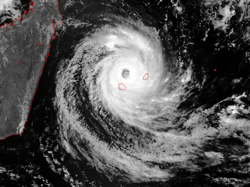 Le cyclone DINA approche de la Réunion le 22 Janvier 2002 (Météo France)