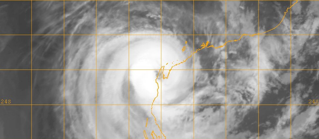 CYCLONE OLWYN A 17H30 GMT IMAGE NRL