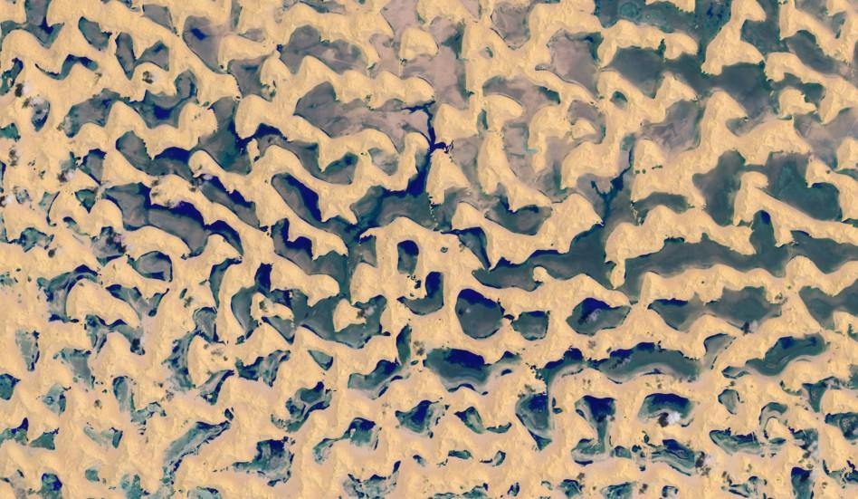 Le plus grand désert de sable du monde recouvert de lacs après le cyclone Mekunu