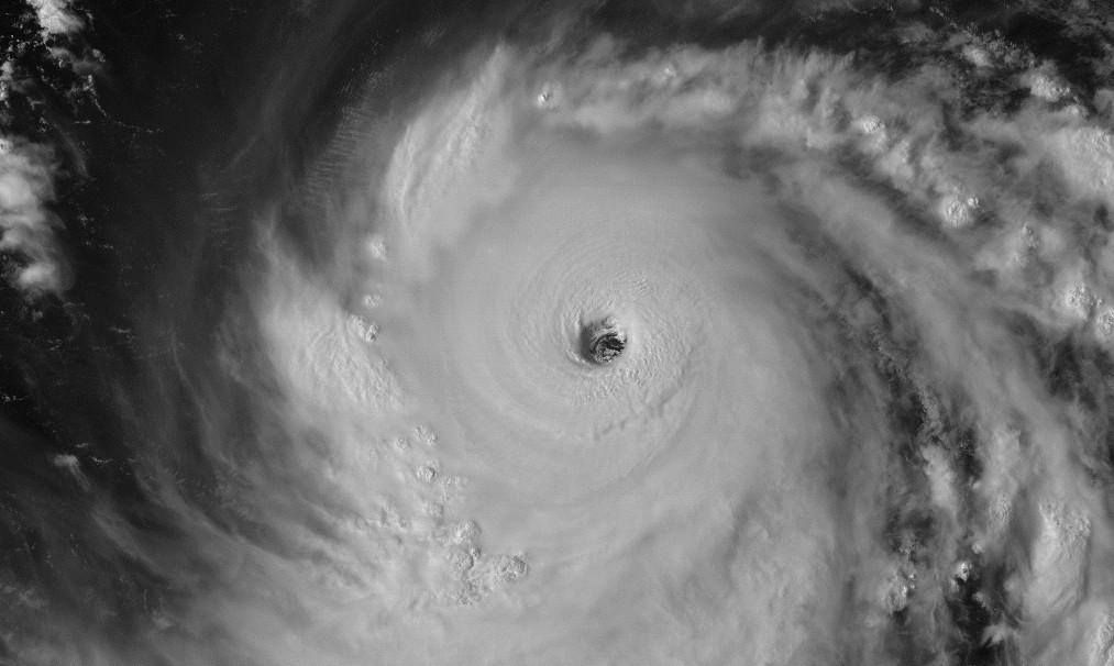 Le typhon MANGKHUT se renforce et se dirige à présent vers les Philippines