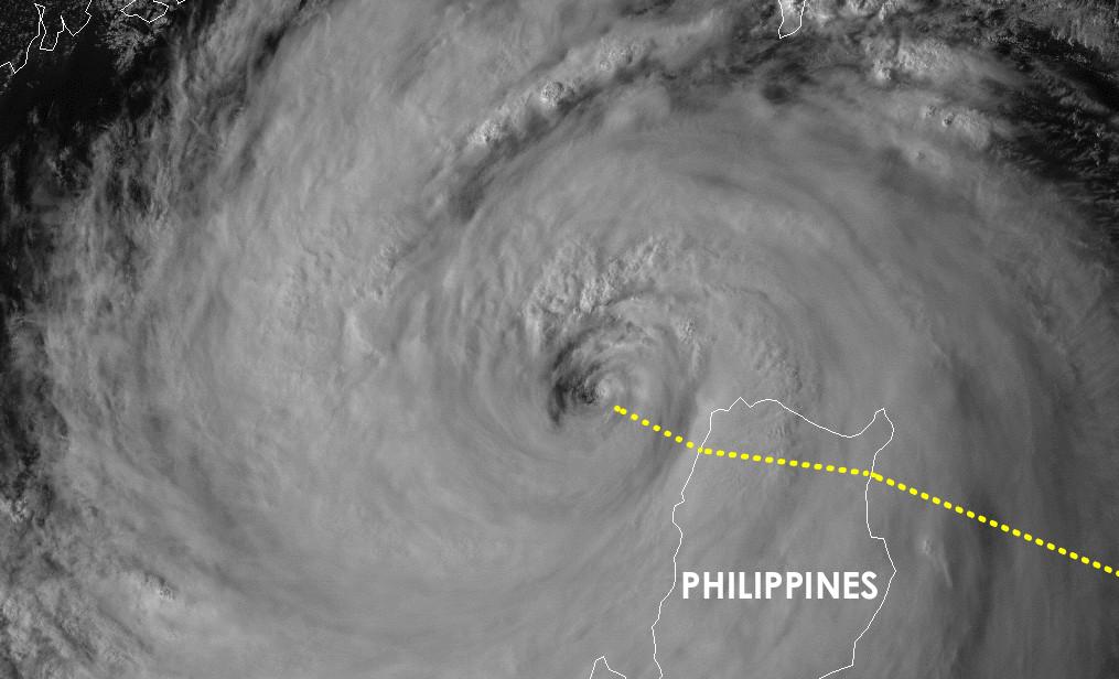 L’œil du typhon MANGKHUT ressort en mer après avoir traversé les Philippines