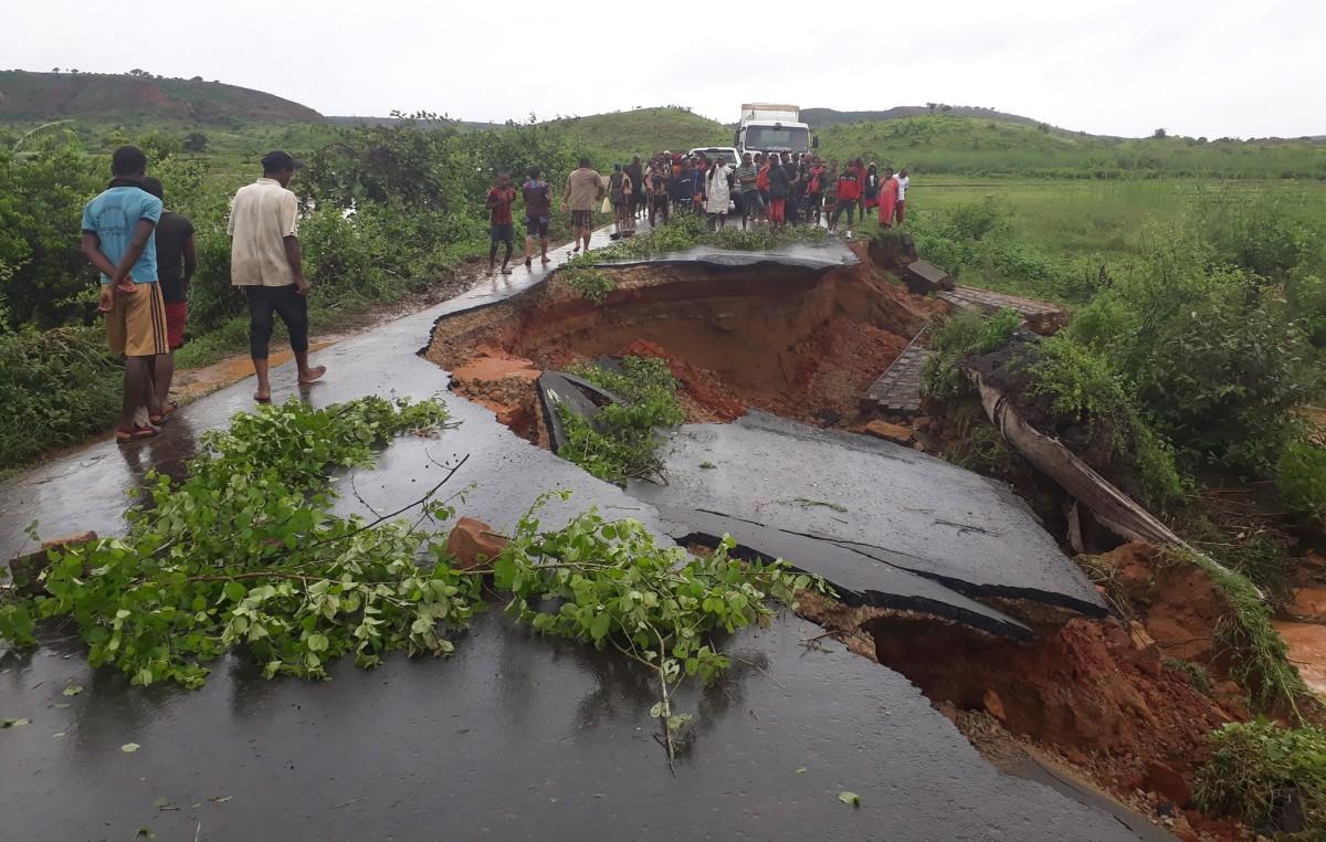 RN4 madagascar complete coupée par les fortes pluies