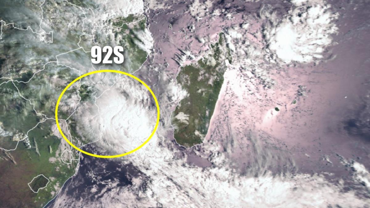 Zone suspecte 92S dans le Canal du Mozambique