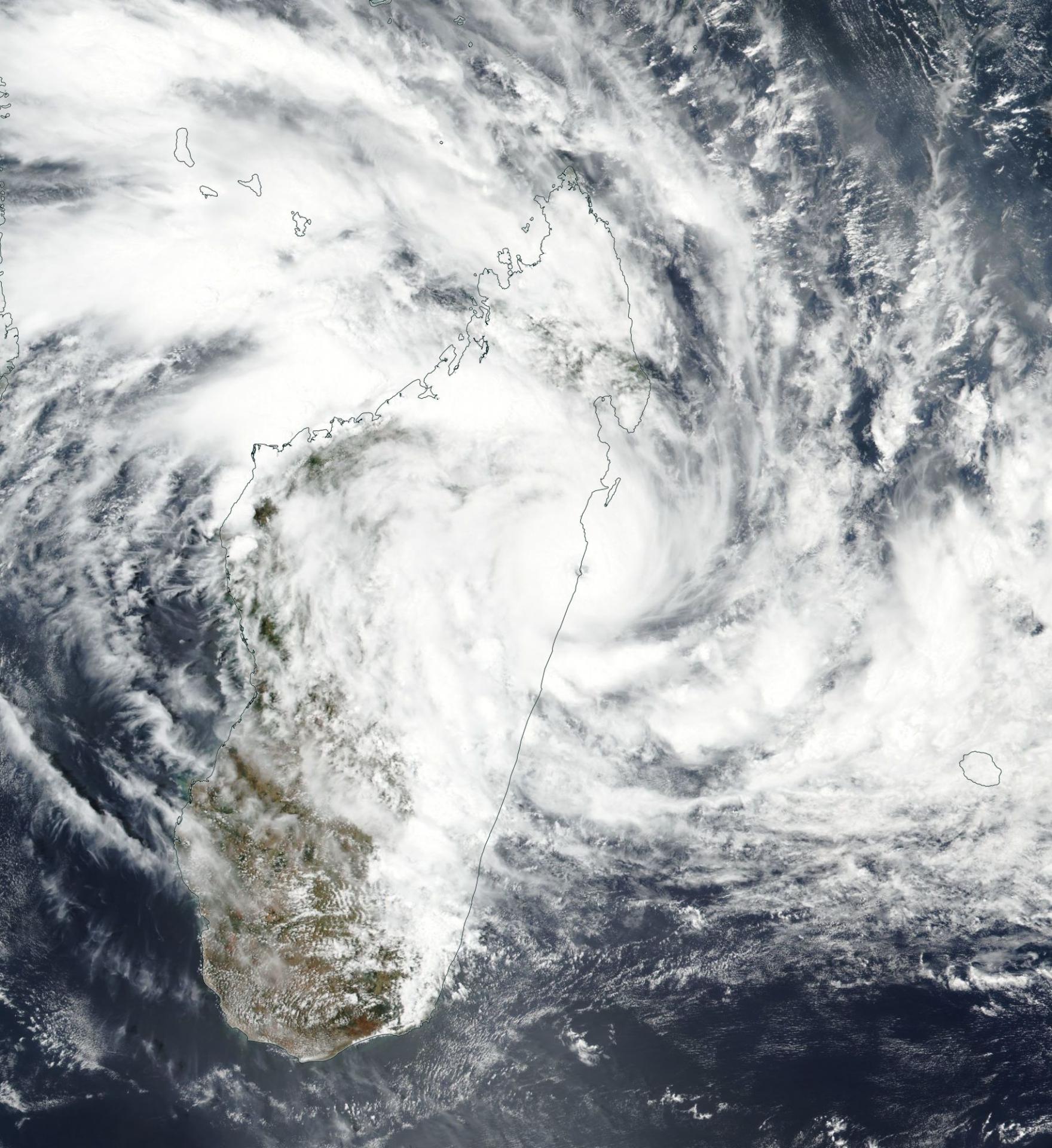 Cyclone Tropical AVA frappant Madagascar le 05/01/2018 (NASA)