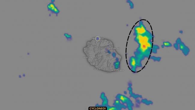 Météo Réunion : activité pluvieuse stationnaire à l'Est et joli grain à Gillot