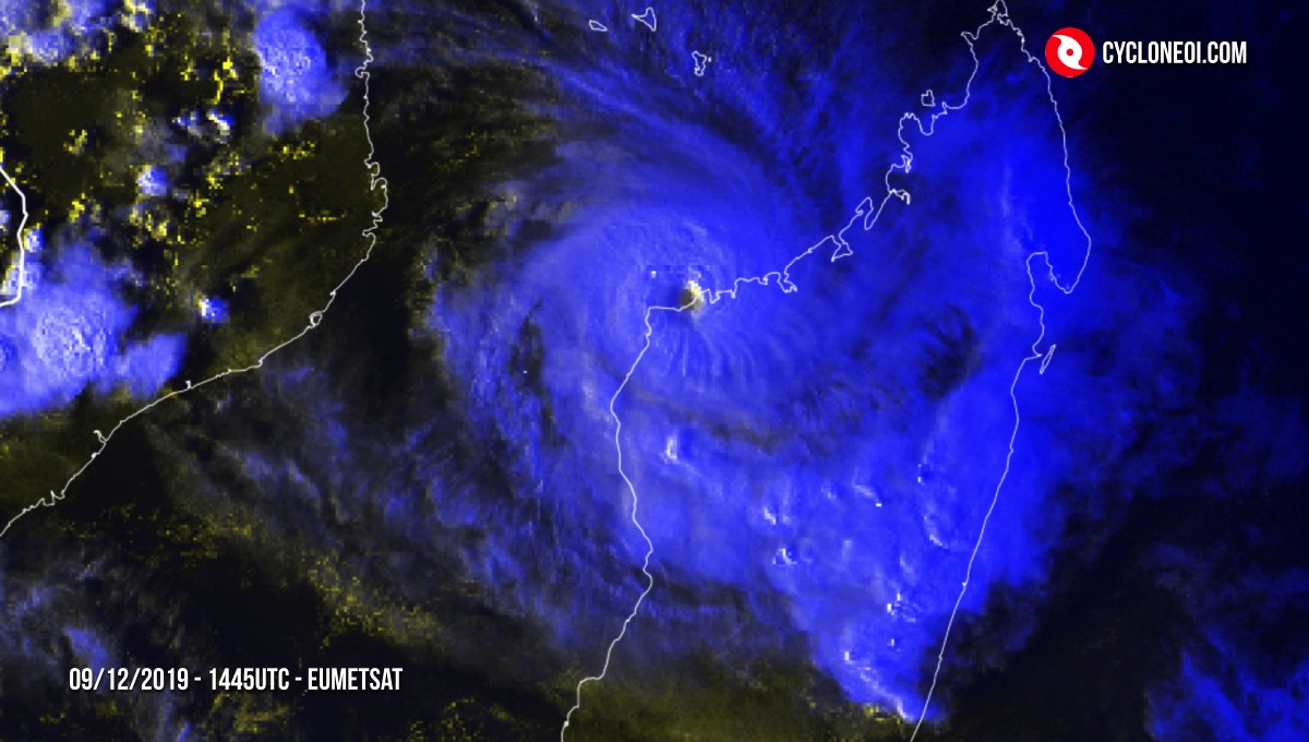 Cyclone belna qui frappe madagascar