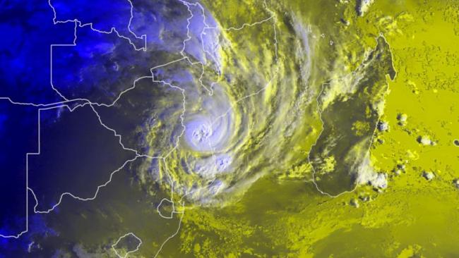L'oeil du cyclone tropical Éloïse sur le Mozambique au Sud immédiat de Beira