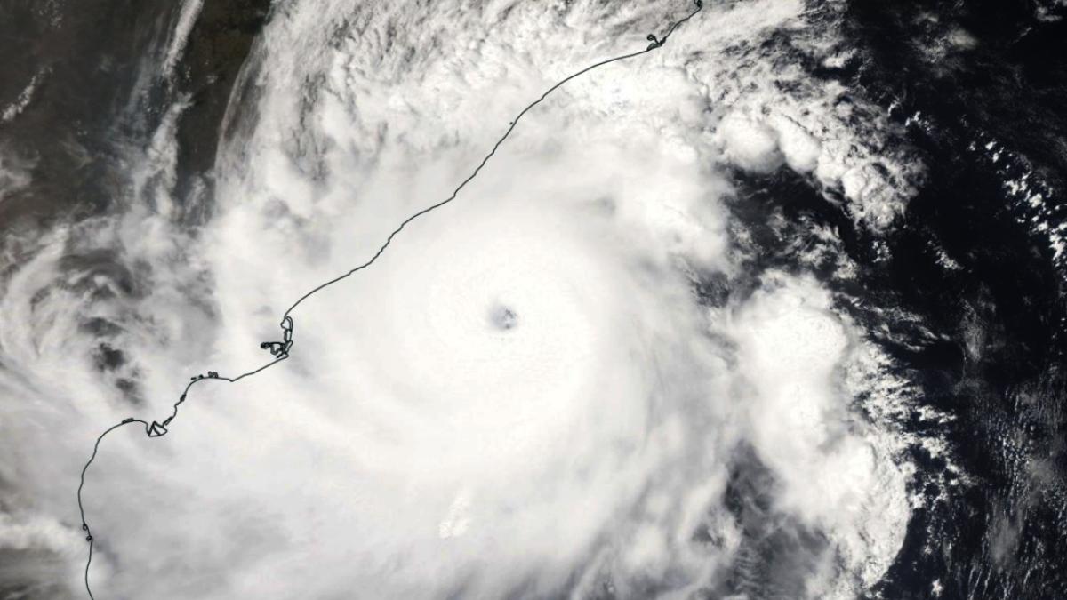 Le cyclone FANI se renforce encore et devient un phénomène extrêmement dangereux