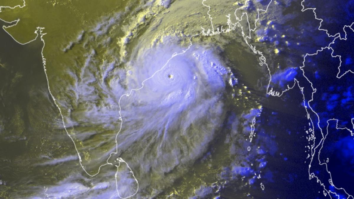 Le cyclone FANI devient un violent phénomène générant des rafales de 300 km/h