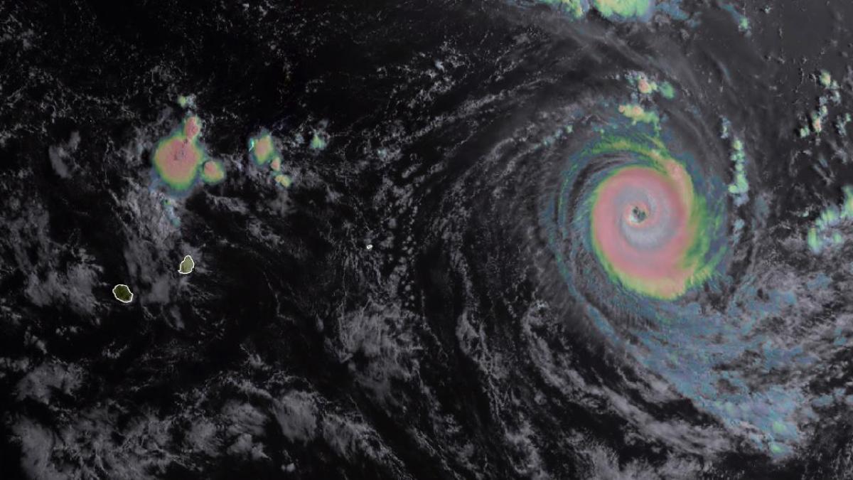 Encore un cycle de remplacement du mur de l'oeil pour le cyclone intense Habana