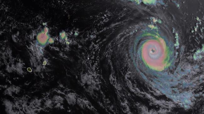 Encore un cycle de remplacement du mur de l'oeil pour le cyclone intense Habana