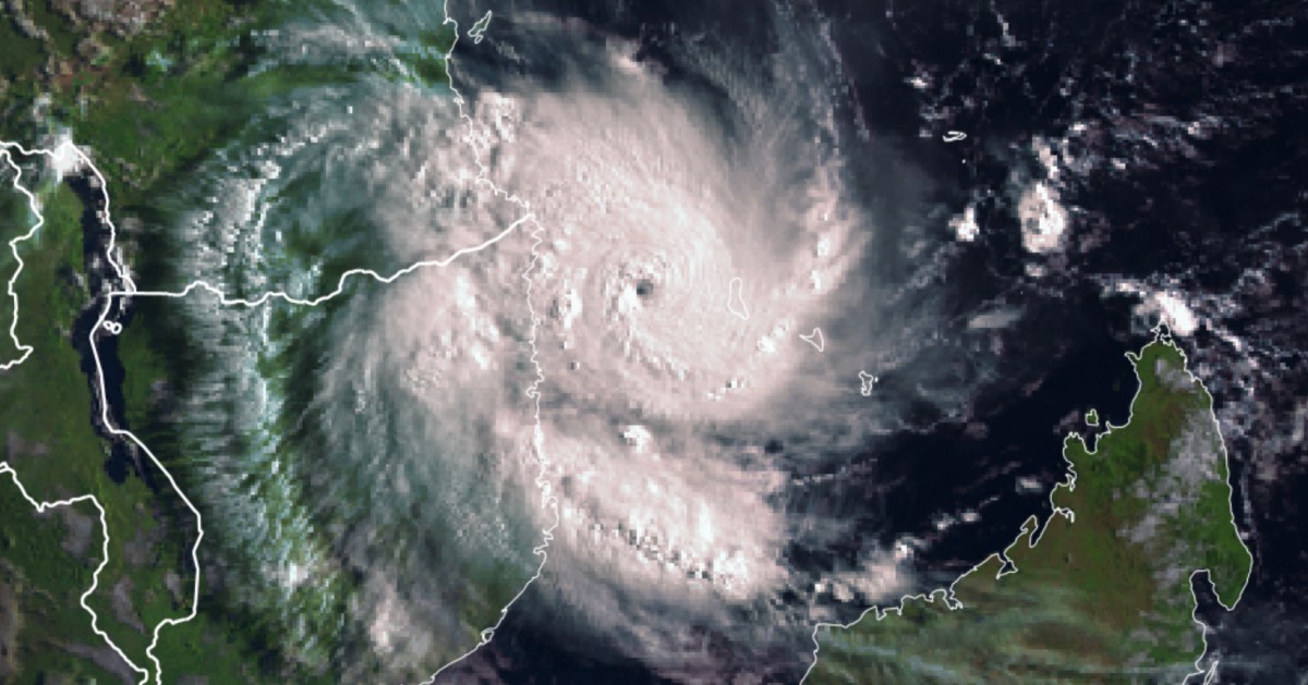 Cyclone intense kenneth