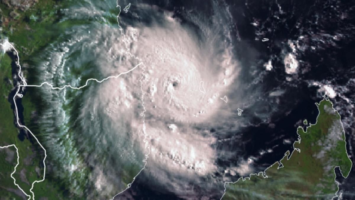 Le violent cyclone KENNETH génère des rafales de 300 km/h près de l'oeil