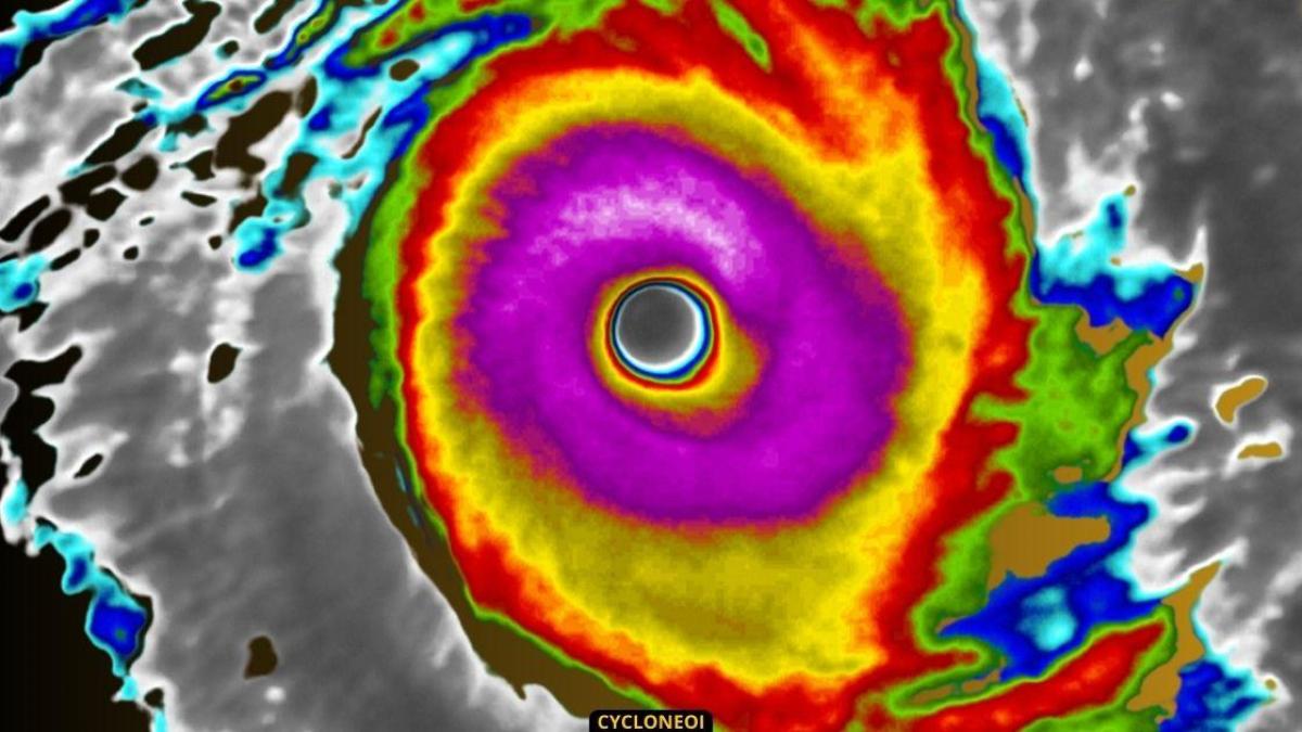 Cyclone intense VINCE : démonstration de puissance et rafales de 295 km/h