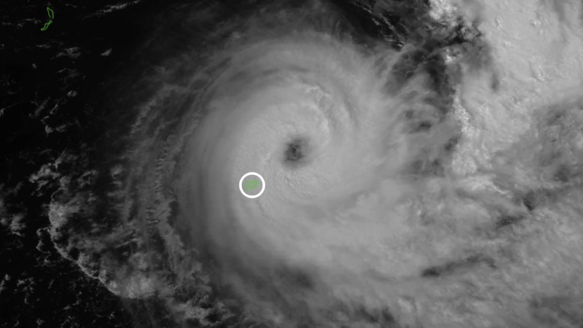 Le cyclone intense JOANINHA génère des rafales de 240 km/h près de l'oeil