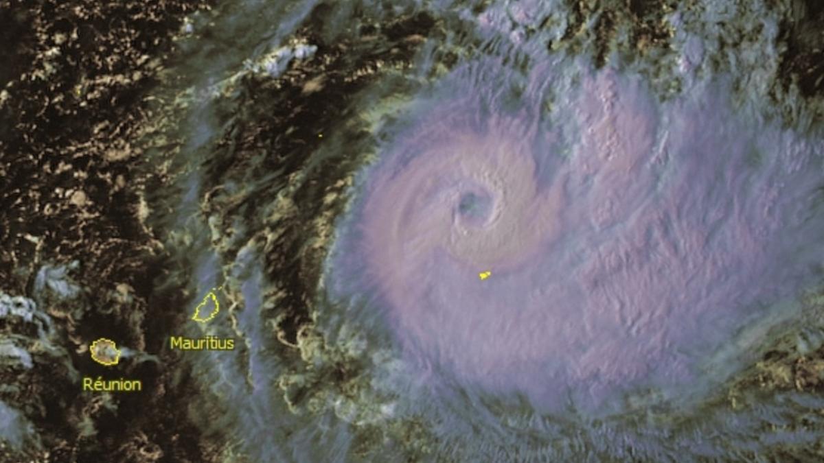 JOANINHA au plus près de Rodrigues au stade de cyclone intense?