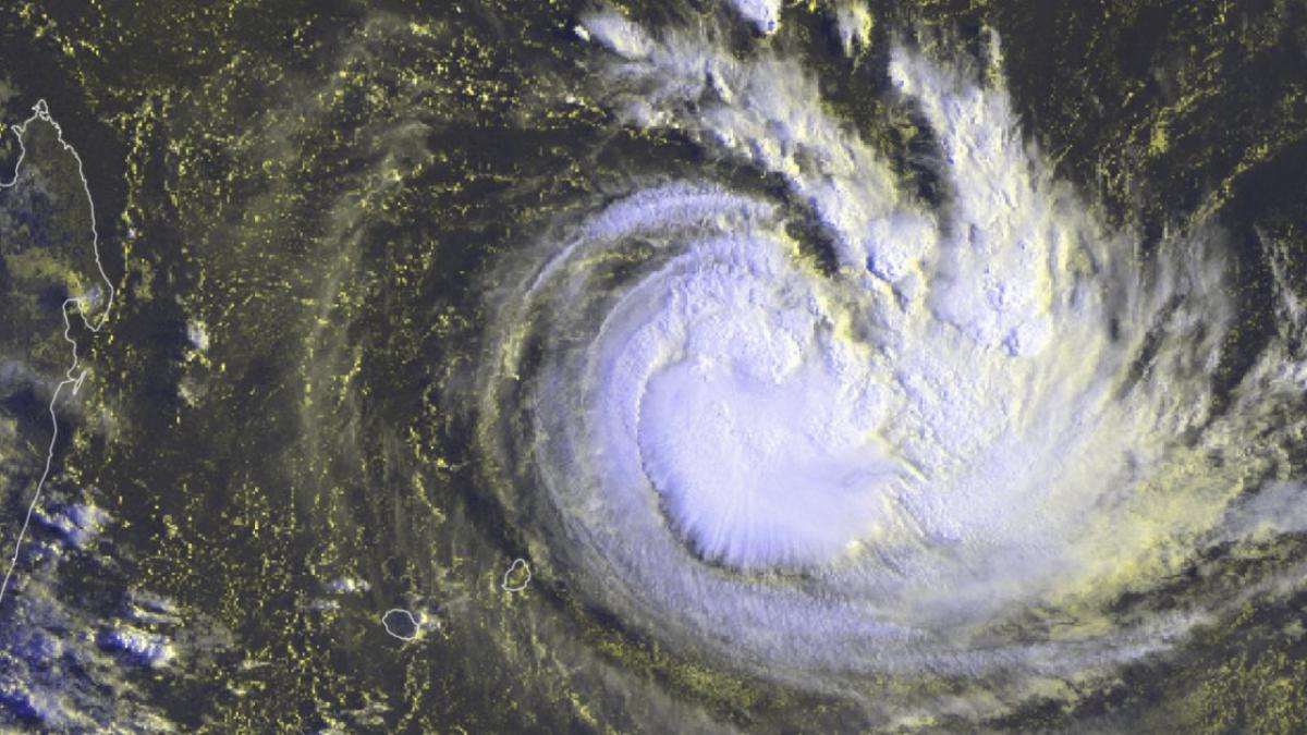 JOANINHA devient un cyclone et Rodrigues passe en alerte 2