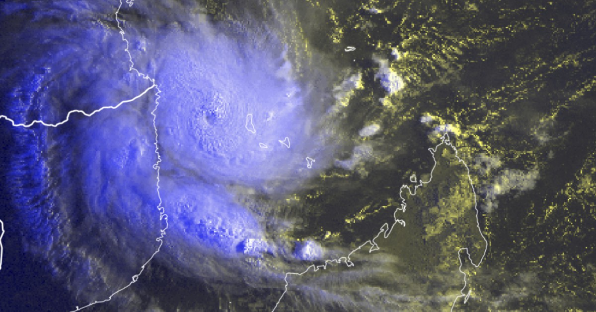 Cyclone intense kenneth