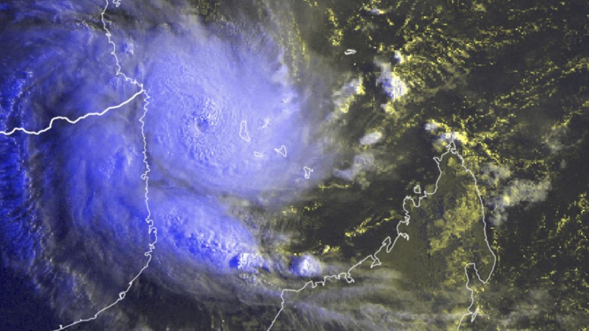 Le puissant et dangereux cyclone KENNETH droit vers le Mozambique
