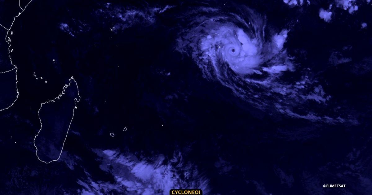 FABIEN devient cyclone intense ce qui est rarissime pour un mois de mai
