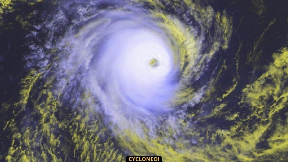 FREDDY dangereux cyclone intense avec des rafales de 295 km/h près de l'oeil