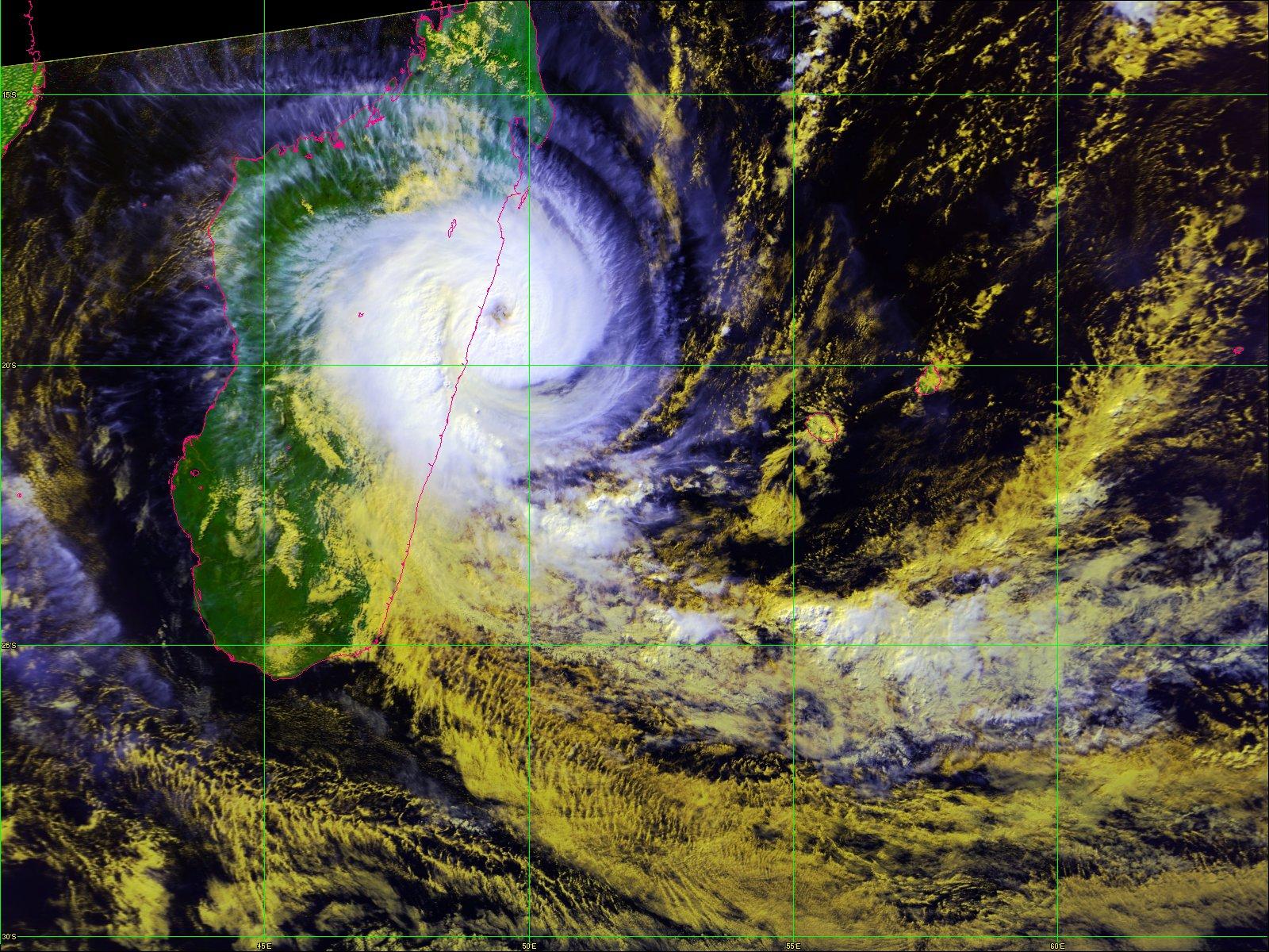 Cyclone tropical MANOU - Mai 2003 - Firinga.com