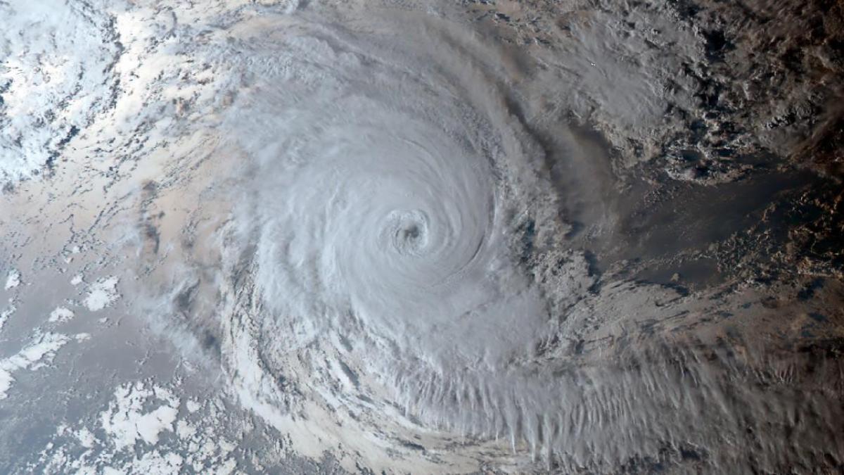 Le cyclone Marian perdu au milieu de l'océan et loin de toute terre habitée