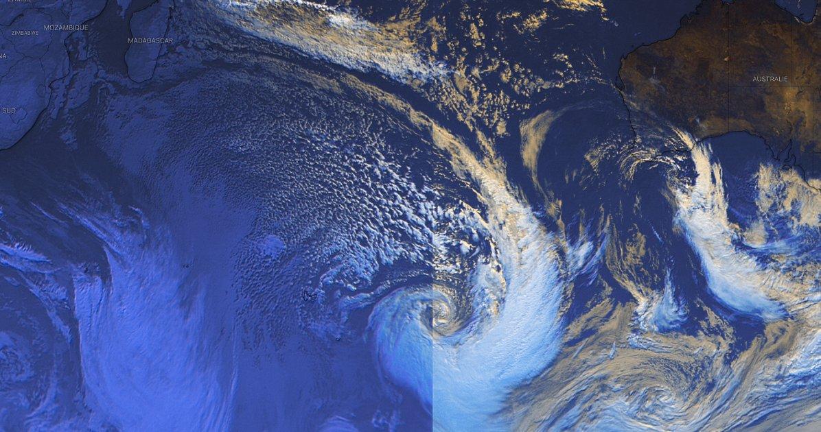 Zone perturbée au Nord et puissante tempête polaire au Sud (944 hPa)