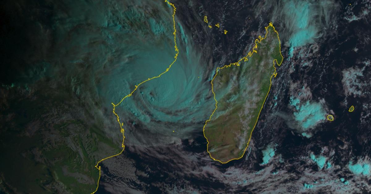 Éloïse à moins de 400 km au Nord-Est de Beira ce Vendredi 22 Janvier 08z