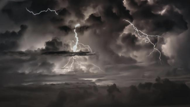 Les impressionnantes images de l'électrique nuit à la Réunion