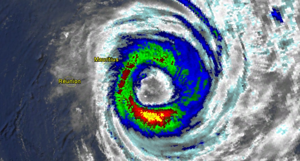 L'oeil du cyclone tropical intense EDWINA fait près de 130 km/h de diamètre (NOAA)