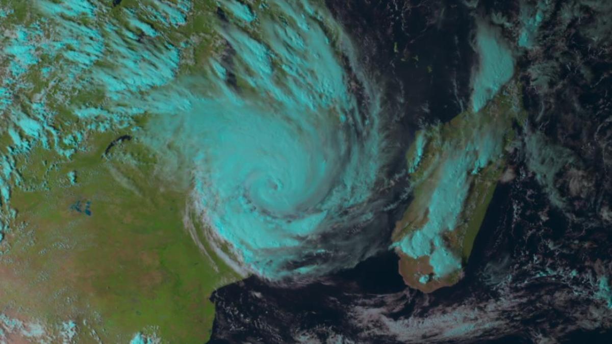 L'oeil du dangereux cyclone Éloïse à environ 180 km de Beira à 15z