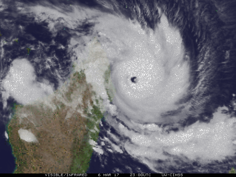 Animation satellite du cyclone intense Enawo (CIMSS)
