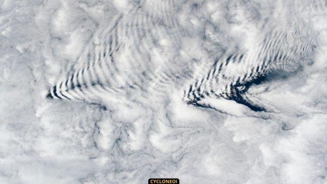 Étrangeté nuageuse dans l'océan indien photographiée depuis l'espace