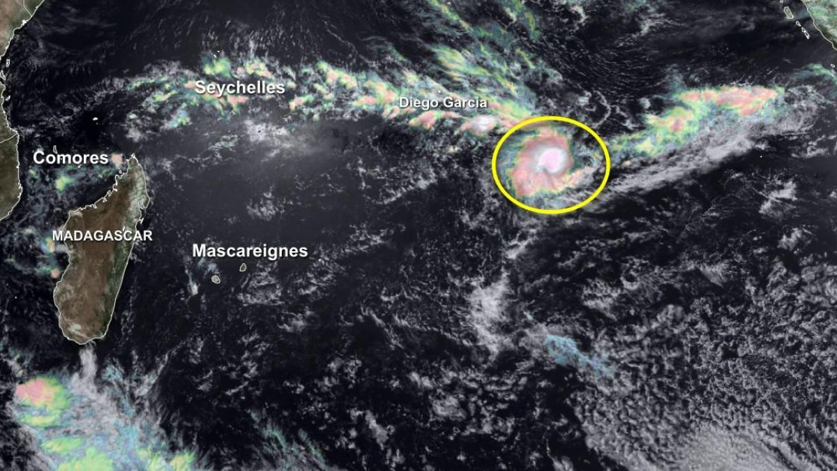Dépression tropicale n°10 future tempête Faraji loin de toute terre habitée