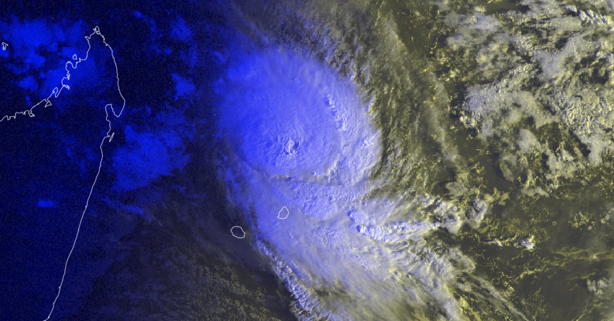 Le cyclone intense GELENA au plus près de Maurice en fin de matinée