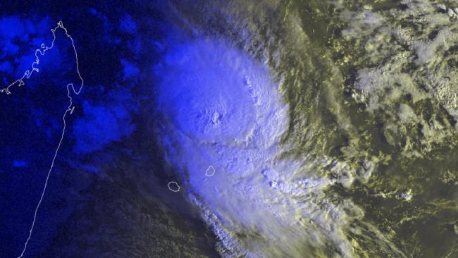 Le cyclone intense GELENA au plus près de Maurice en fin de matinée