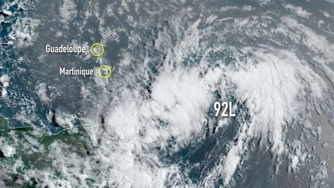Une onde tropicale (92L) désorganisée en approche des Petites Antilles