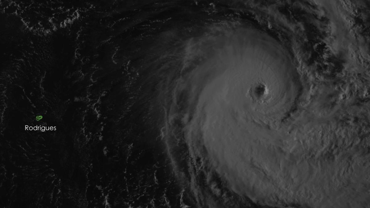 HALEH est devenu un cyclone tropical intense générant des rafales de 240 km/h