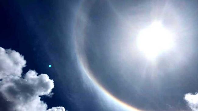 Magnifique halo solaire dans le ciel de la Réunion