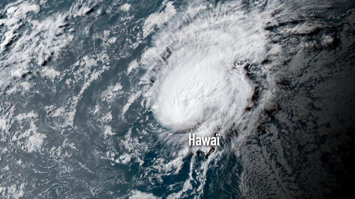 L'ouragan Douglas (cat.1) transite à proximité immédiate d'Hawaï