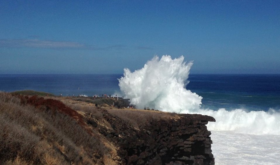 Images spectaculaires de la houle australe à la Réunion