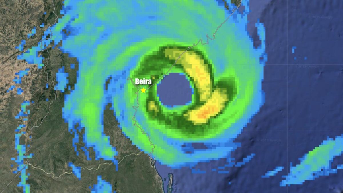 Le cyclone IDAI s'est renforcé alors que son oeil aborde le Mozambique