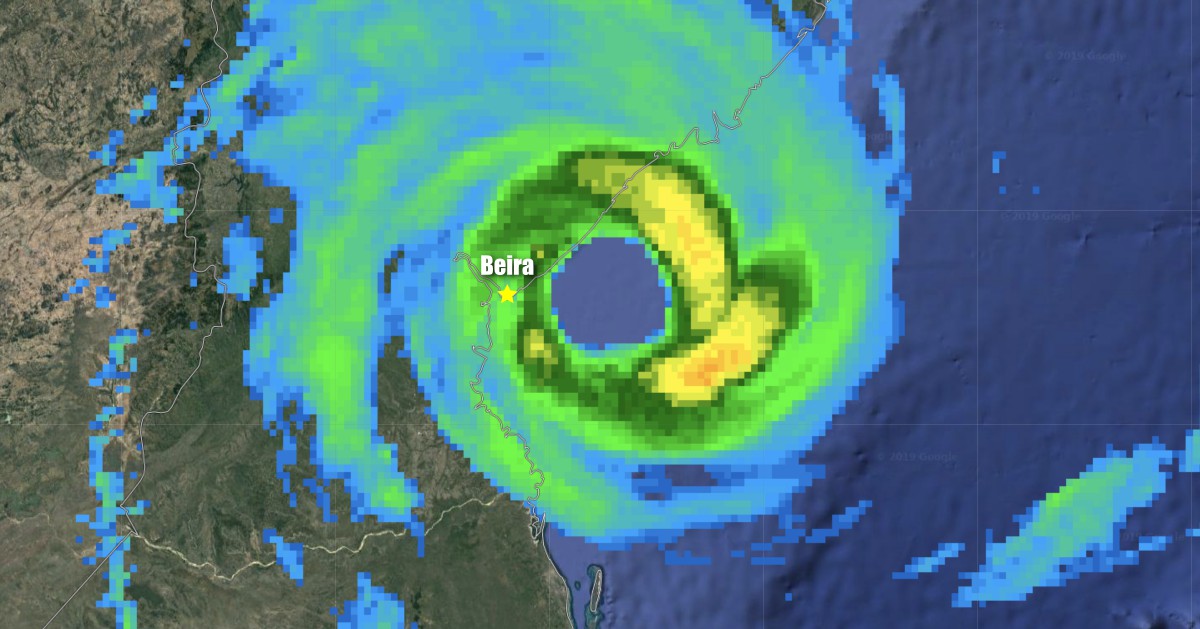 Le cyclone IDAI s'est renforcé alors que son oeil aborde le Mozambique