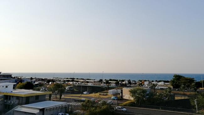Le ciel de la Réunion voilé par du smog, signe de pollution atmosphérique