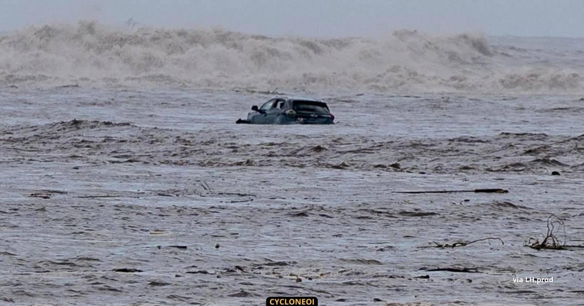 Intemperie a tahiti crue voiture dans le lagon