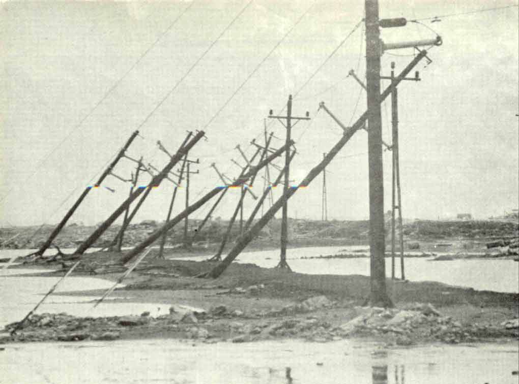 Pylônes électriques endommagés par le vent