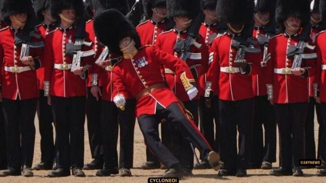 Chaleur au Royaume-Uni, des gardes s'évanouissent en pleine parade
