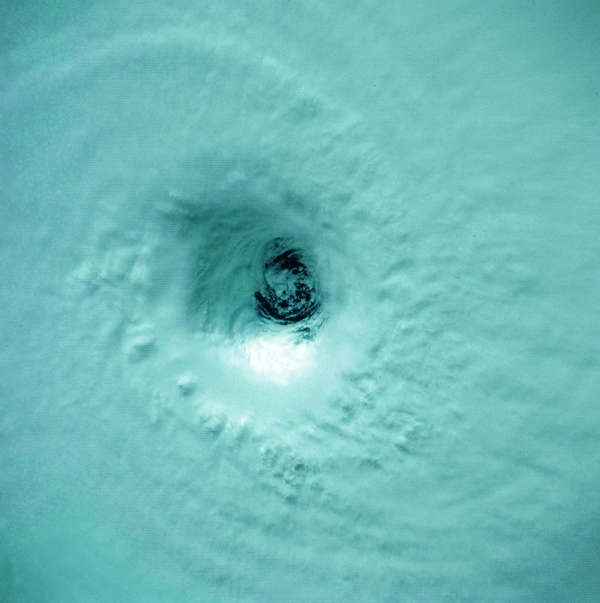 Oeil du cyclone Kamisy avril 1984 (image NASA)